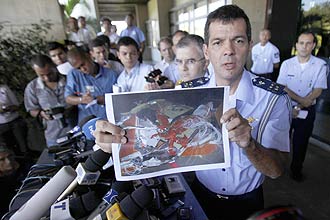 Tenente-coronel Henry Munhoz, da Aeronáutica, mostra foto com peças encontradas no mar; buscas ao Airbus prosseguem