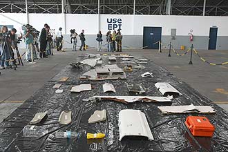Peas e objetos retirados do Atlntico durante buscas ao avio que fazia o voo 447 da Air France so mostrados a jornalistas