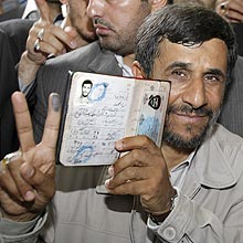 Presidente Mahmoud Ahmadinejad é reeleito no primeiro turno das eleições no Irã.