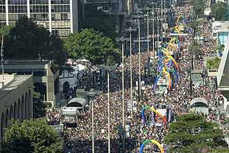 Aps lotar a avenida Paulista, pblico da 13 Parada Gay de So Paulo seguiu at a praa Roosevelt; 20 trios participaram do evento