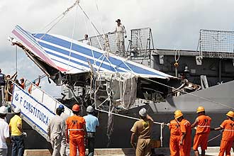 Destroços do Airbus da Air France que caiu no Atlântico chegam a Recife; maior fragmento recolhido até agora está entre eles 