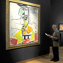 Quadro "Homme A L'Epee", de Picasso, durante leilo que foi realizado em Londres
