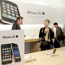Consumidores em loja da Apple nos EUA; iPhone 3GS chega s lojas brasileiras na sexta