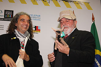 Marcelo Branco (à esq.), coordenador geral da Associação Software Livre.org, e o presidente Lula, durante evento realizado em Porto Alegre