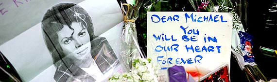 Fãs do cantor depositam flores e cartazes em frente ao teatro em Londres onde a peça "Thriller" está em cartaz