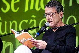 Chico Buarque lê trecho do seu livro "Leite Derramado" durante mesa na 7ª edição da Flip, em julho passado