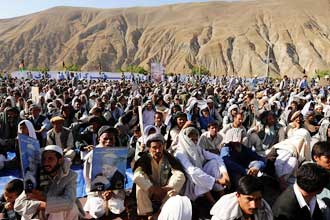 Afegos participam de campanha do Hamid Karzai em seu primeiro comcio fora da capital Cabul; presidente  favorito  reeleio