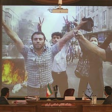 Juiz assiste a imagens de protesto contra eleies iranianas, em julgamento de 25 ativistas