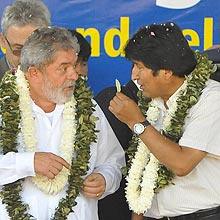 O presidente Lula e seu colega boliviano, Evo Morales, durante encontro neste sábado (22)