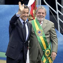 Os presidentes Nicolas Sarkozy e Luiz Inácio Lula da Silva assinam acordo na área militar