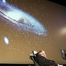 Stephen Hawking durate palestra na Universidade de Cambridge em 2009