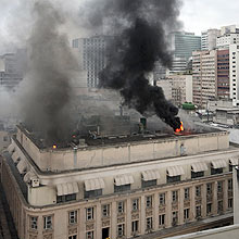 Incêndio atinge antigo edifício sede da SulAmérica, no Rio; ninguém ficou ferido