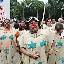 Manifestantes vestiram um avental bege com silhuetas de um corpo nu desenhadas em SP
