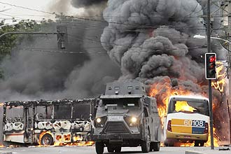Traficantes queimaram veículos na zona norte do Rio ontem; na madrugada deste domingo menos ônibus circularam na região