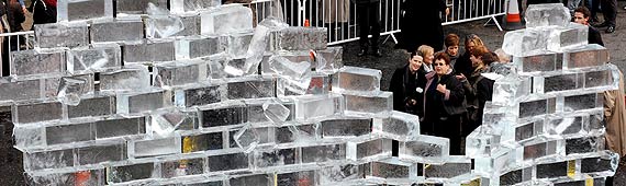 Embaixada da Alemanha em Londres instala muro com blocos de gelo para marcar aniversário da queda do Muro