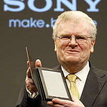 Executivo-chefe da Sony mostra aparelho da marca; previso  que e-book seja ofuscado