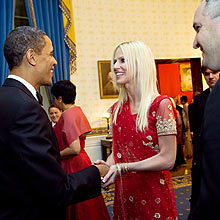O casal Michaele e Tareq Salahi conversam com Barack Obama em festa na Casa Branca
