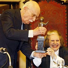 Lygia recebe o prêmio Juca Pato de Antonio Candido, ganhador em 2007