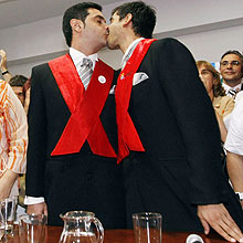 Di Bello ( esq.) e Freyre se beijam durante anncio de adiamento do casamento, dia 1