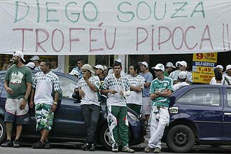 Torcida do Palmeiras critica Diego Souza no final de 2009, após o time encerrar o Brasileiro fora da zona da Libertadores