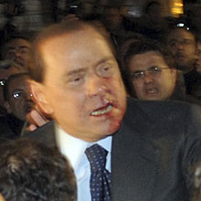 O premier italiano Silvio Berlusconi foi atingido na face e levado para um hospital próximo