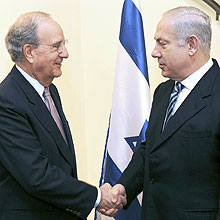 Premi israelense, Benjamin Netanyahu, cumprimenta enviado especial dos EUA ao Oriente Mdio, George Mitchell