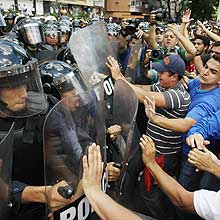 Alunos de universidade em Caracas (Venezuela) entram em confronto com a polícia em protesto contra Hugo Chávez