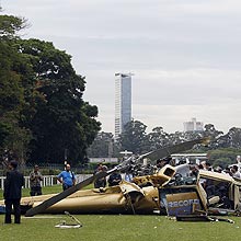 Helicptero da Record cai no Jockey Club; piloto morre e cinegrafista fica ferido