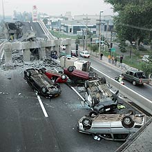 Veículos que foram atingidos pelo terremoto em estrada próxima a cidade de Santiago