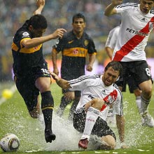 Riquelme, à esquerda, disputa bola durante jogo do Boca Juniors contra o River Plate