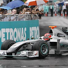 Michael Schumacher conduz sua Mercedes na Malásia, etapa da F-1 disputada no último final de semana