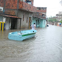 Barcos foram a única opção de transporte em áreas alagadas de Lauro de Freitas (BA)