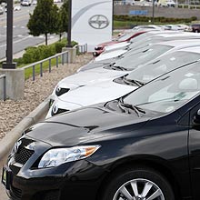 Modelos Corolla são expostos em concessionária da Toyota nos EUA