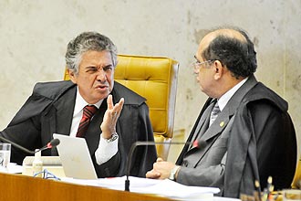 Os ministros Marco Aurélio Mello (esq.) e Gilmar Mendes conversam durante sessão do STF