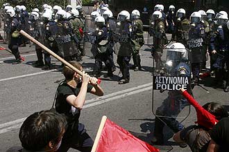 No Dia do Trabalho, gregos foram às ruas para protestar contra crise econômica que assola o país