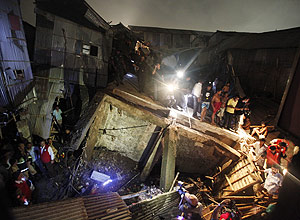 Destroços do prédio que desabou em Bangladesh e matou ao menos nove pessoas