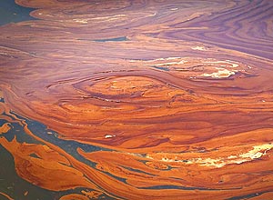 Imagem aérea mostra as águas do golfo do México tomadas pelo óleo que vazou da plataforma Deepwater Horizon, da BP 