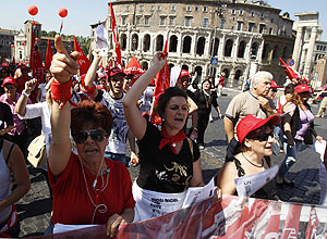 Manifestantes em protesto contra as medidas econmicas anunciadas pelo governo da Itlia