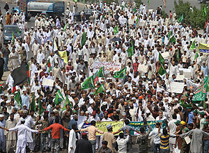 Paquistaneses protestam em Lahore contra ataques em mesquita que deixaram 41 mortos e 175 feridos