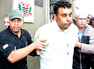 Vigilante Evandro Bezerra da Silva saindo do DHPP aps depoimento em 2010; ele foi preso novamente em AL 