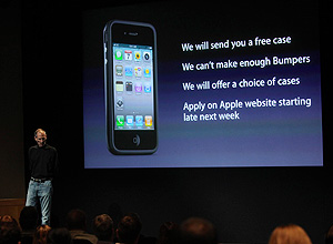 Steve Jobs, executivo-chefe da Apple, atribuiu  indstria os problemas da antena do iPhone 4 e criticou concorrentes