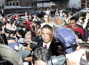 Mizael Bispo de Souza, suspeito de ter matado Mércia Nakashima, chega ao DHPP para prestar depoimento 