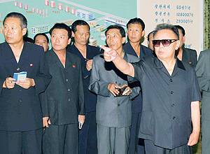 Ditador norte-coreano, Kim Jong-il (de culos), cria conta no Twitter e no YouTube para difundir propaganda oficial