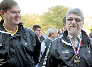 Fernando Lugo (dir.) assiste a maratona ao lado do ministro dos Esportes do pas, Paulo Reichardt