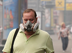 Homem usa máscara para se proteger de "smog" na Rússia; fenômeno fotoquímico que ocorre em áreas urbanas