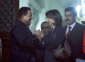 Presidente da Venezuela, Hugo Chvez (esq.), conversa com a chanceler colombiana Maria Angela Holguin (centro)