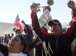 Parentes de mineiros chilenos presos em desmoronamento no norte do país protestam; presidente diz que eles estão vivos