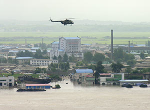 Helicptero voa sobre casas inundadas em Sinuiju, cidade da Coreia do Norte prxima do rio Yalu, na fronteira com a China