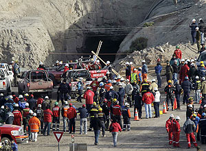 Equipes trabalham para resgatar mineiros presos no Chile, que esto "melhor do que se esperava", segundo promotor