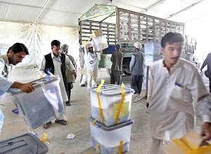 Funcionrios eleitorais descarregam urnas de um caminho em Cabul, capital do Afeganisto; muito cedo para avaliar o pleito